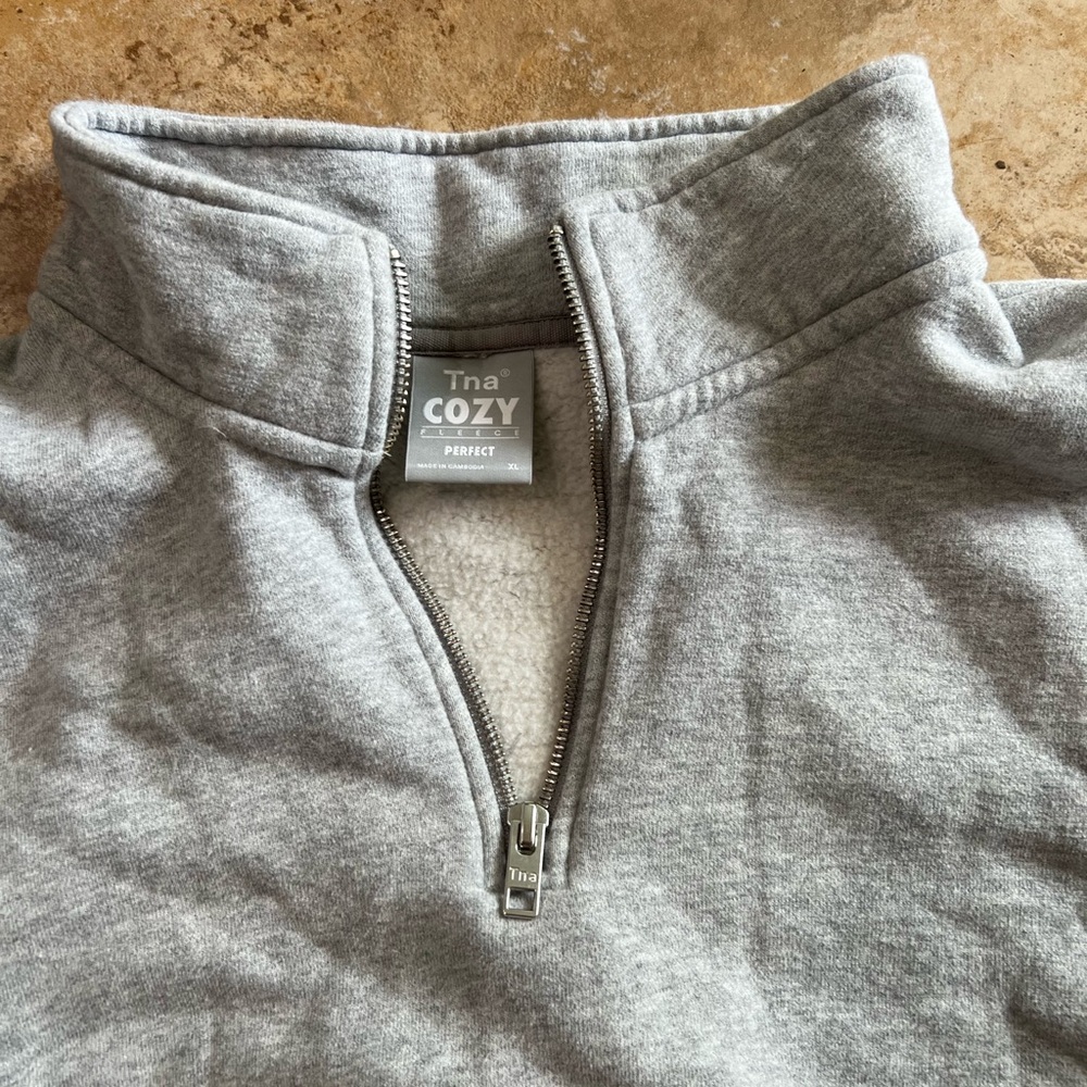 ARITZIA TNA cropped sweatshirt with collar
